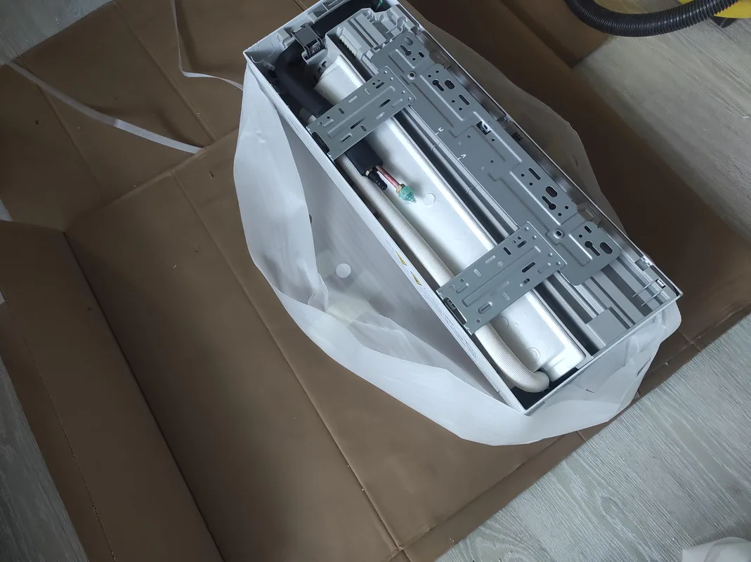 Vybalená vnitřní klimatizační jednotka Sinclair připravená k montáži