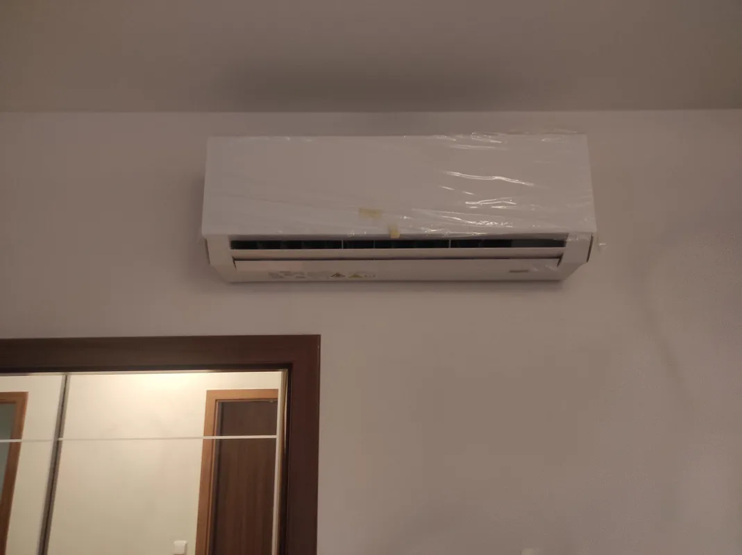 Namontovaná vnitřní klimatizační jednotka Sinclair v ochranné fólii