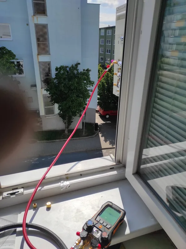 Manometry při tlakové zkoušce a vakuování klimatizačního systému