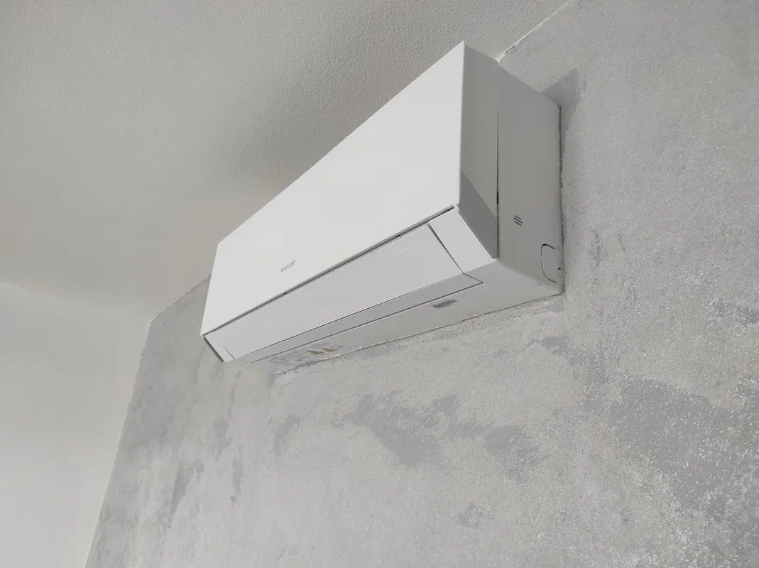 Detail vnitřní klimatizační jednotky Sinclair namontované na stěně