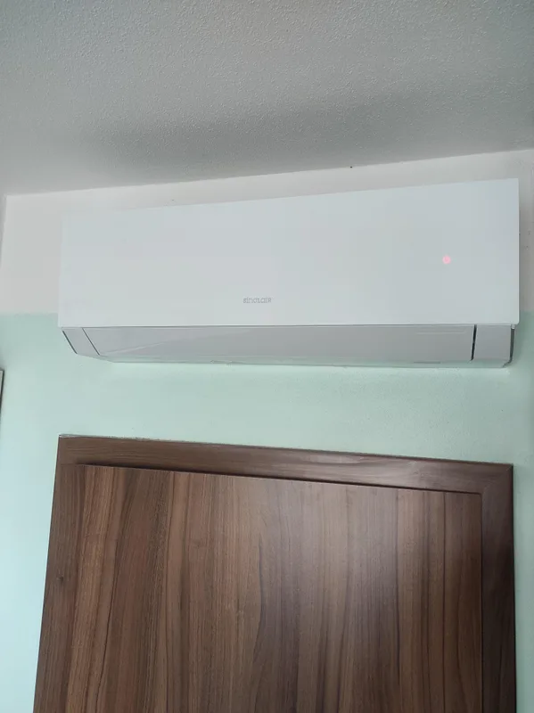 Namontovaná klimatizace Sinclair s rozsvícenou LED indikací po dokončení montáže