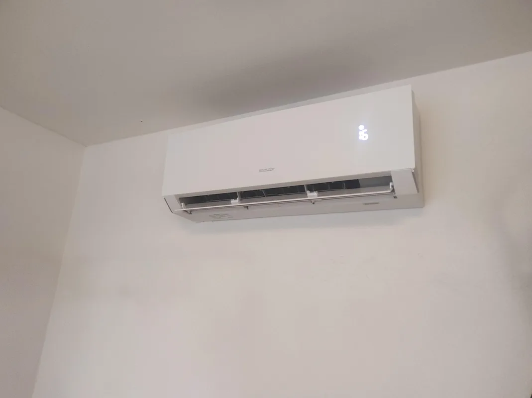 Klimatizace Sinclair v provozu při testování – otevřené lamely, displej svítí